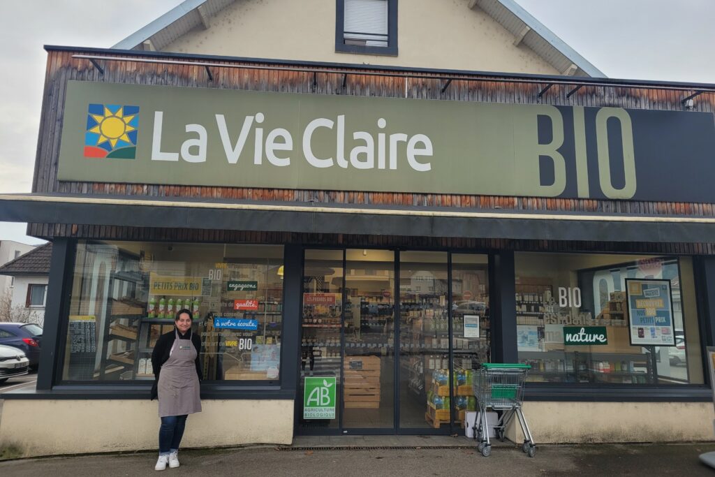 Façade du magasin Baume-les-Dames avec la gérante Façade du magasin Baume-les-Dames avec la gérante